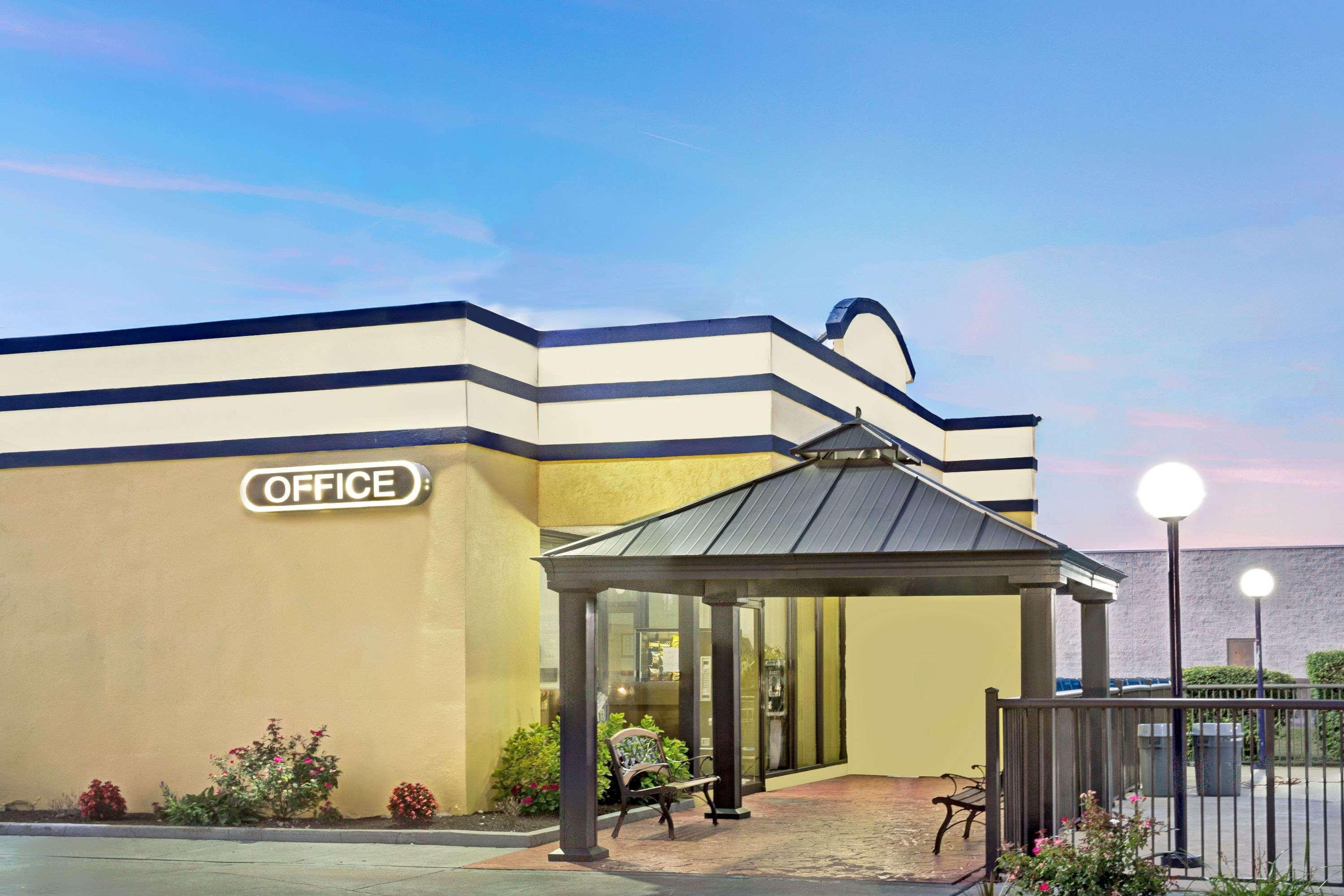 Days Inn By Wyndham Norfolk Military Circle Exterior foto